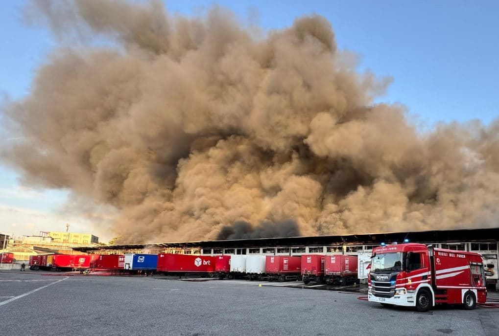 Milano, incendio nel deposito Bartolini in Bovisa: alta colonna di fumo