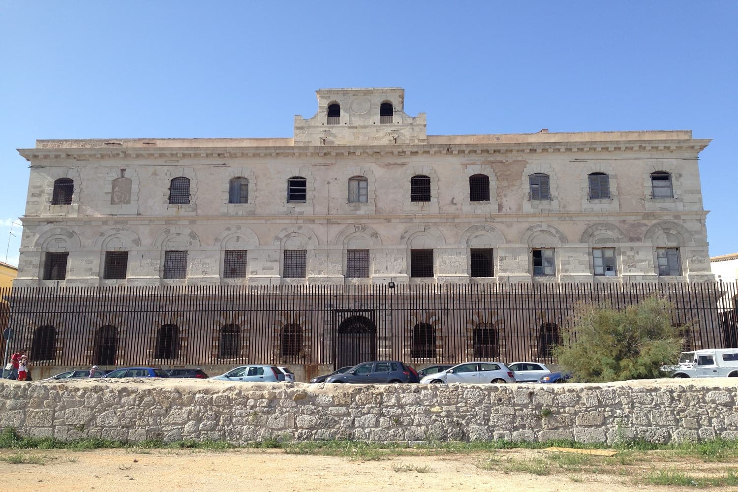 Tensione nel carcere di Siracusa, detenuti minacciano gli agenti con una forbice durante una perquisizione