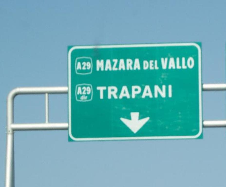 Cadavere in un viadotto della A29, si indaga su un'auto in fuga