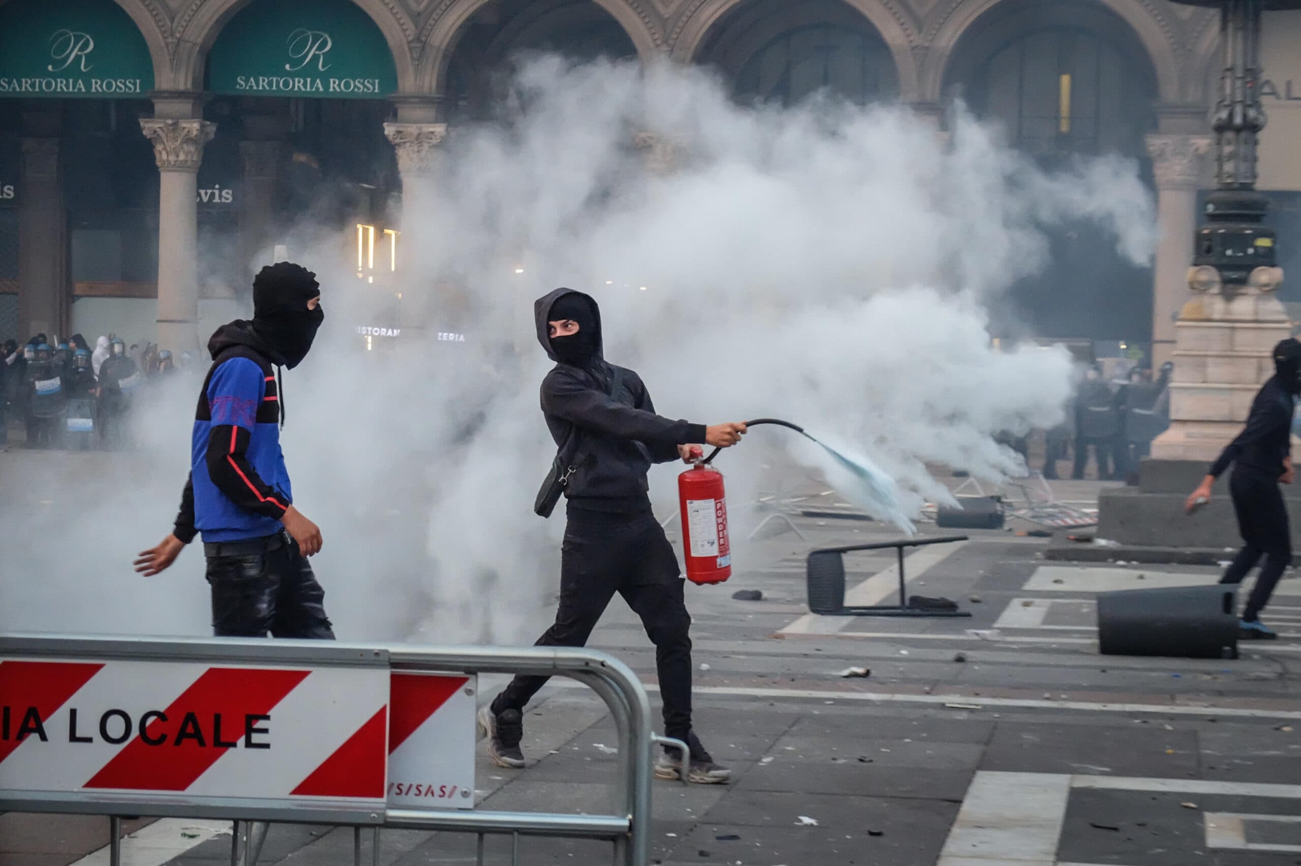 La protesta per il carovita diventa guerriglia, Milano un campo di battaglia
