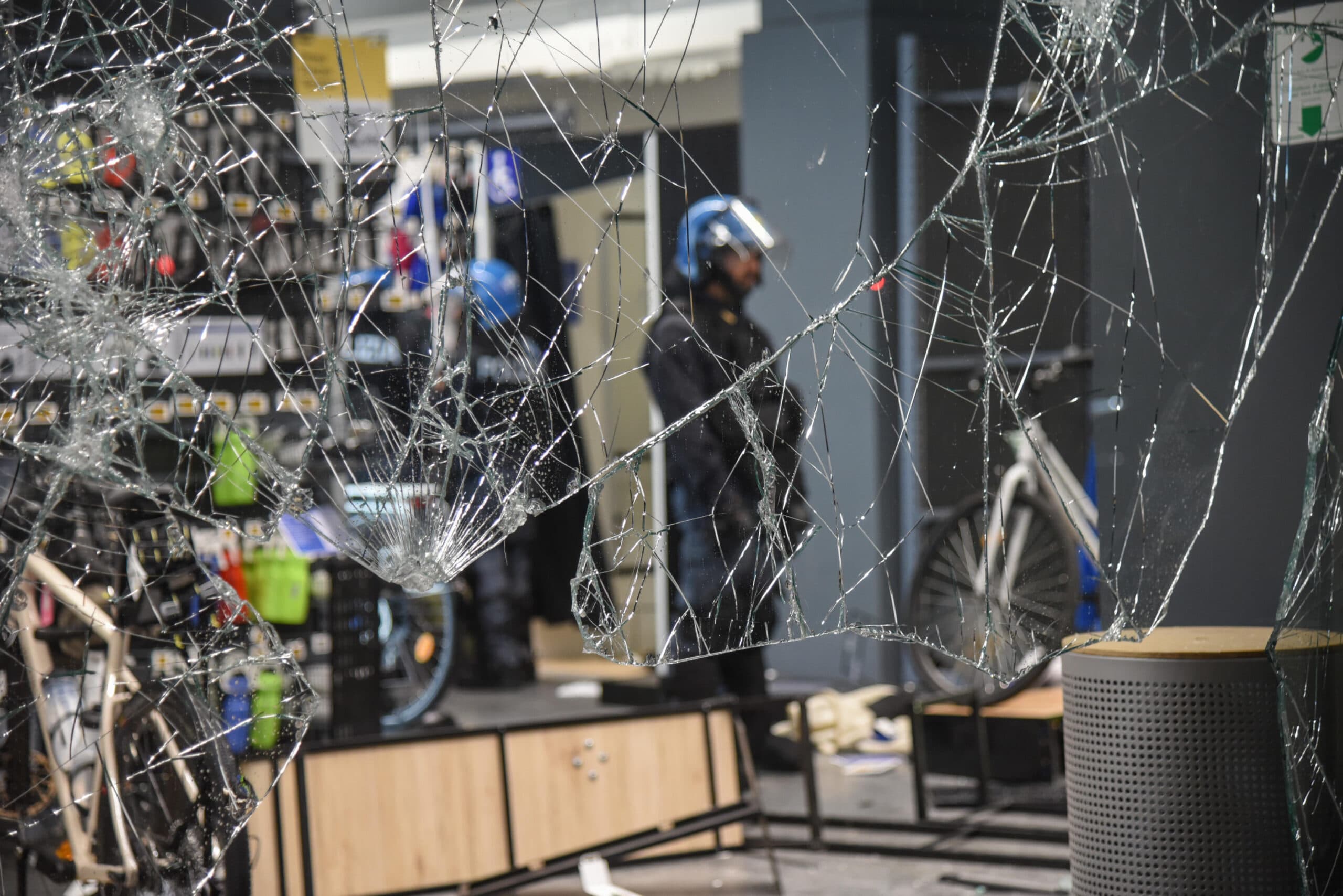 Allerta del governo spagnolo: messaggi vicini all’Isis incitano ad attaccare manifestanti e agenti in vari Paesi