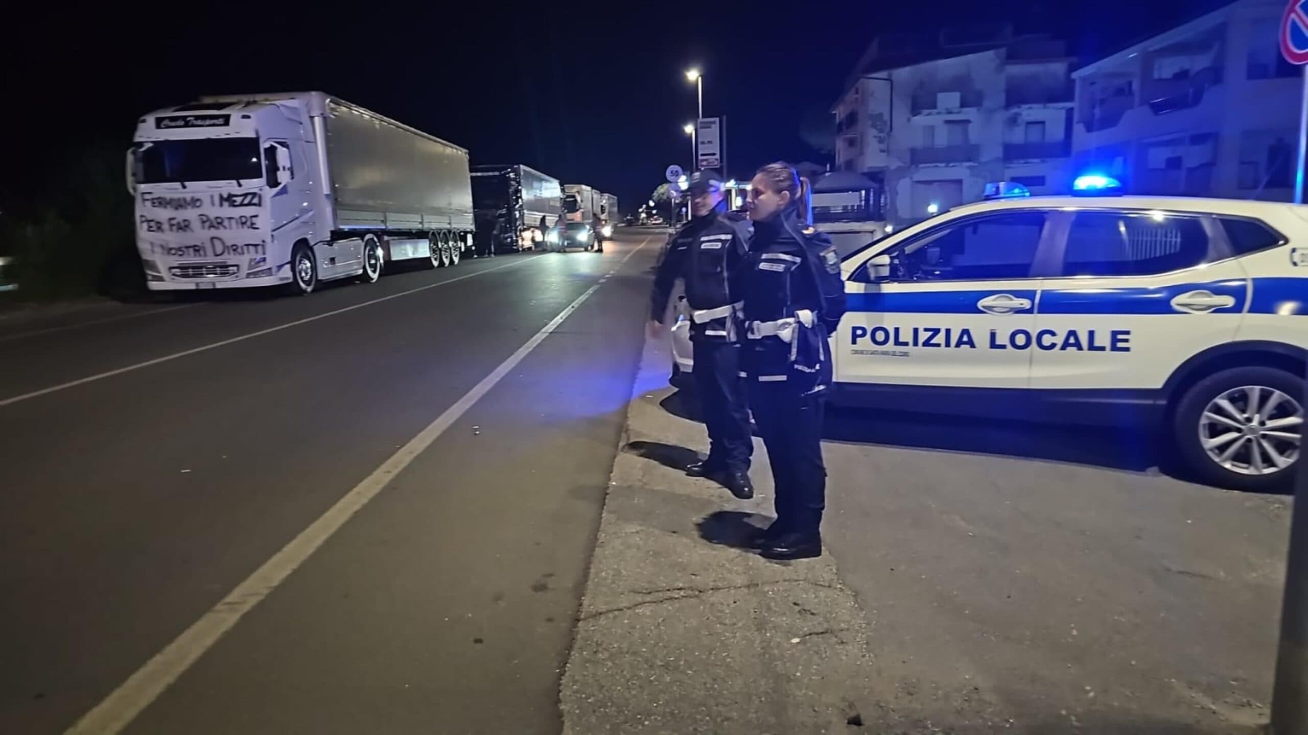 Protesta dei Tir in Calabria, in mattinata incontro in Prefettura a Catanzaro