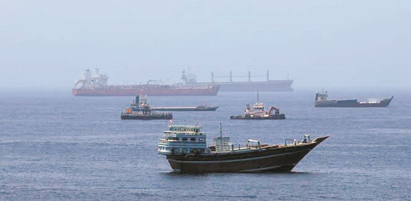 Stop quasi totale al transito nello Stretto di Hormuz