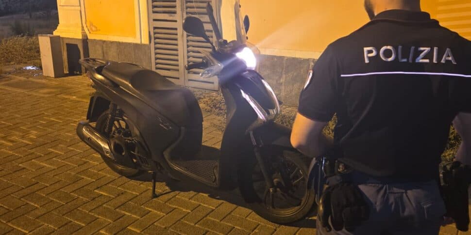 Catania, sfreccia su una moto rubata e semina il panico: bloccato dalla Polizia