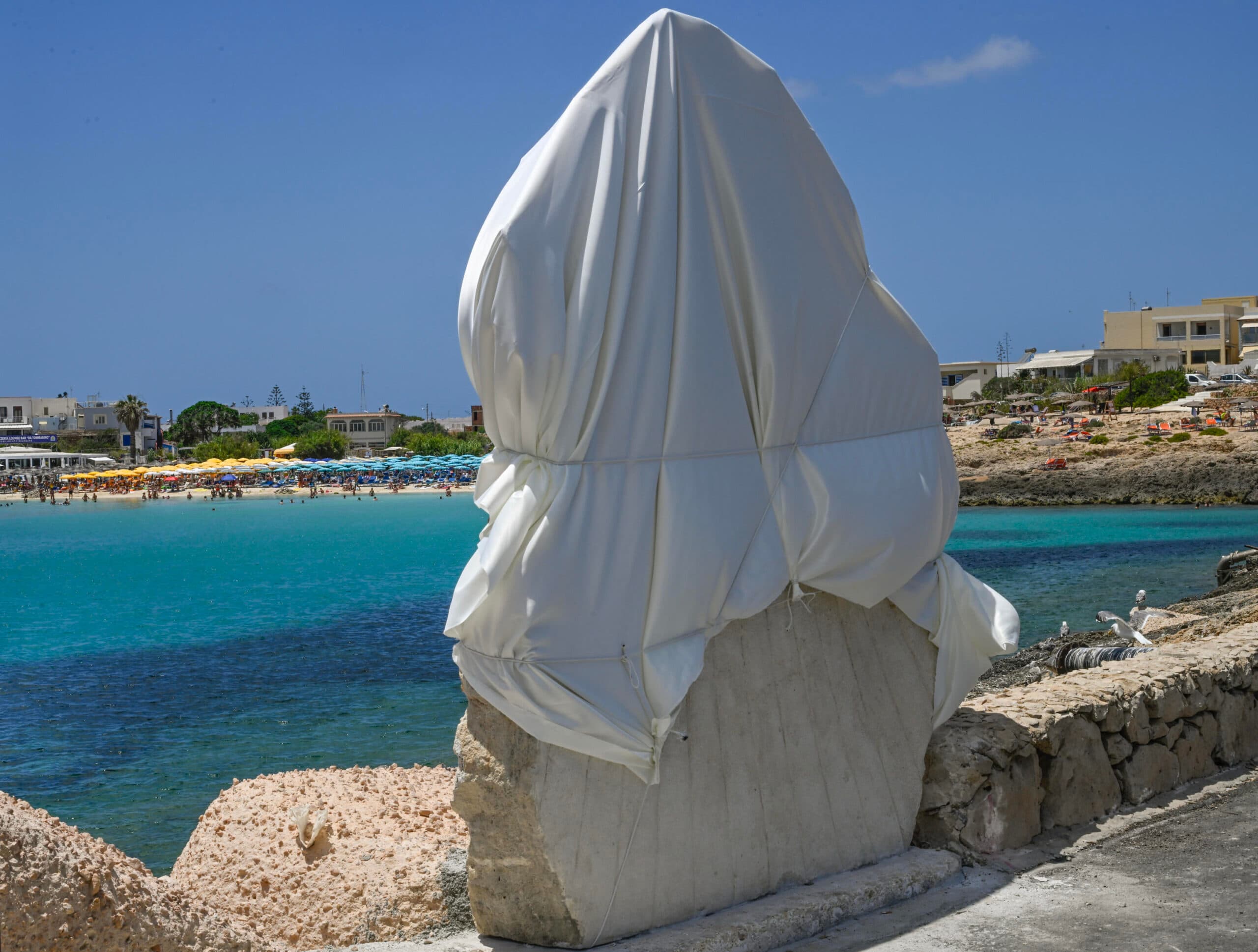 Il giorno di Leone XIV a Lampedusa, la carezza del Santo Padre a chi sbarca alla Porta d’Europa