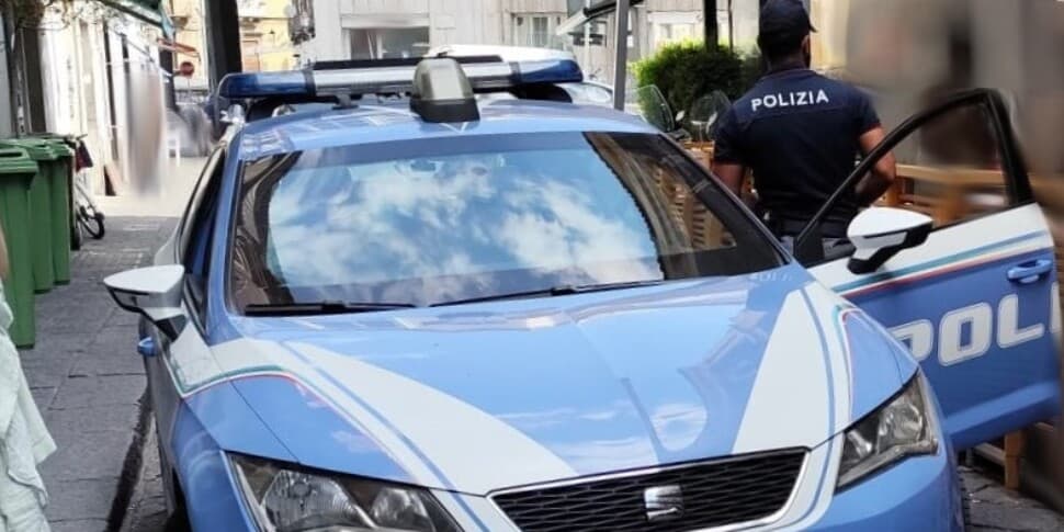 Uova, farina e vernice contro la polizia al liceo Cutelli di Catania
