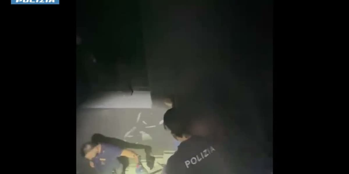 Rogo in un palazzo a Catania, salvati in 7 dalla polizia: un giovane tenta di recuperare la droga ma viene arrestato. Il video