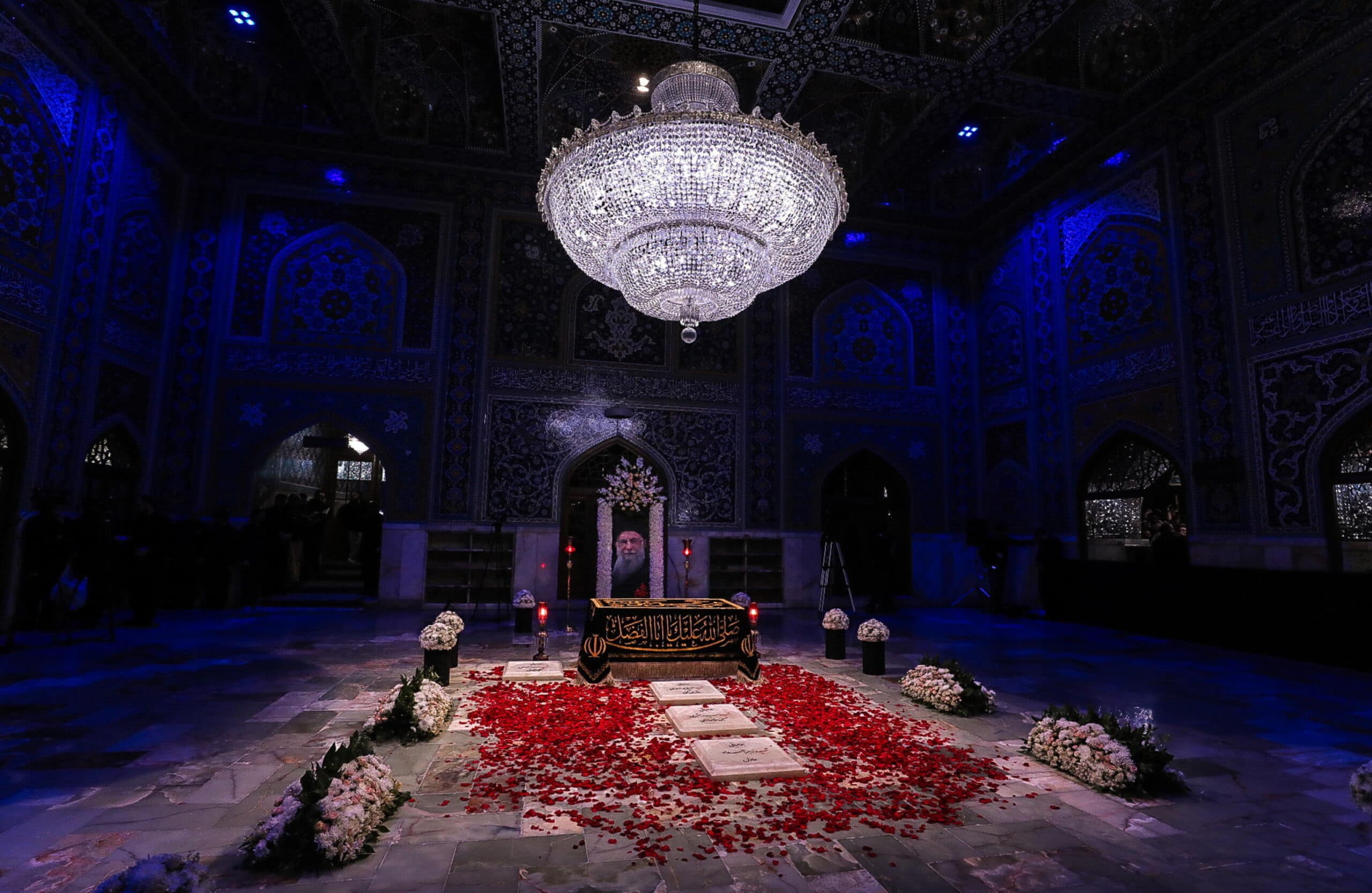I funerali di Khamenei vanno virali, il regime iraniano assolda creator e influencer stranieri
