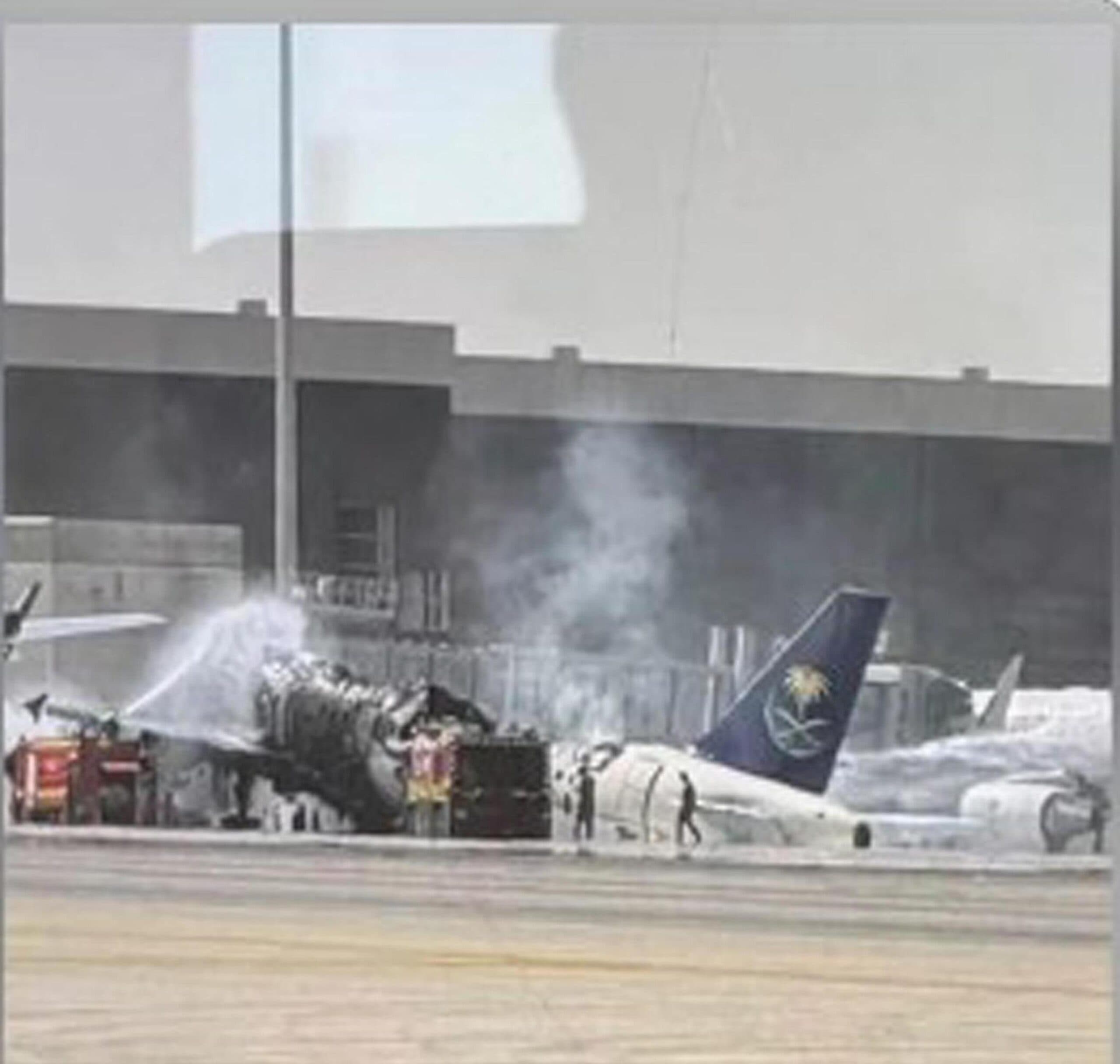 Arabia Saudita, gli Houthi attaccano l'aeroporto di Riad. Allerta per i cittadini Usa