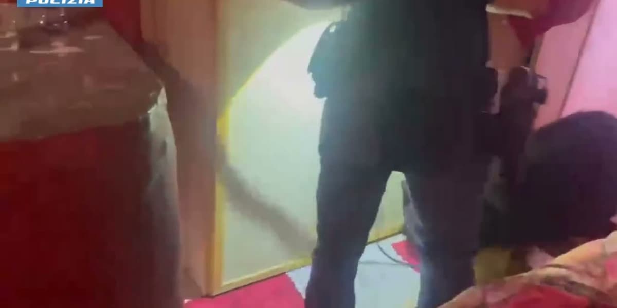Dieci chili di droga nell'armadio di casa, la polizia scopre un deposito di stupefacenti a Catania. Il video