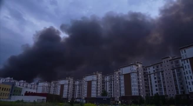 Kiev sotto il fuoco: almeno 17 morti. Zelensky accusa: «I ritardi sui Patriot costano vite umane»
