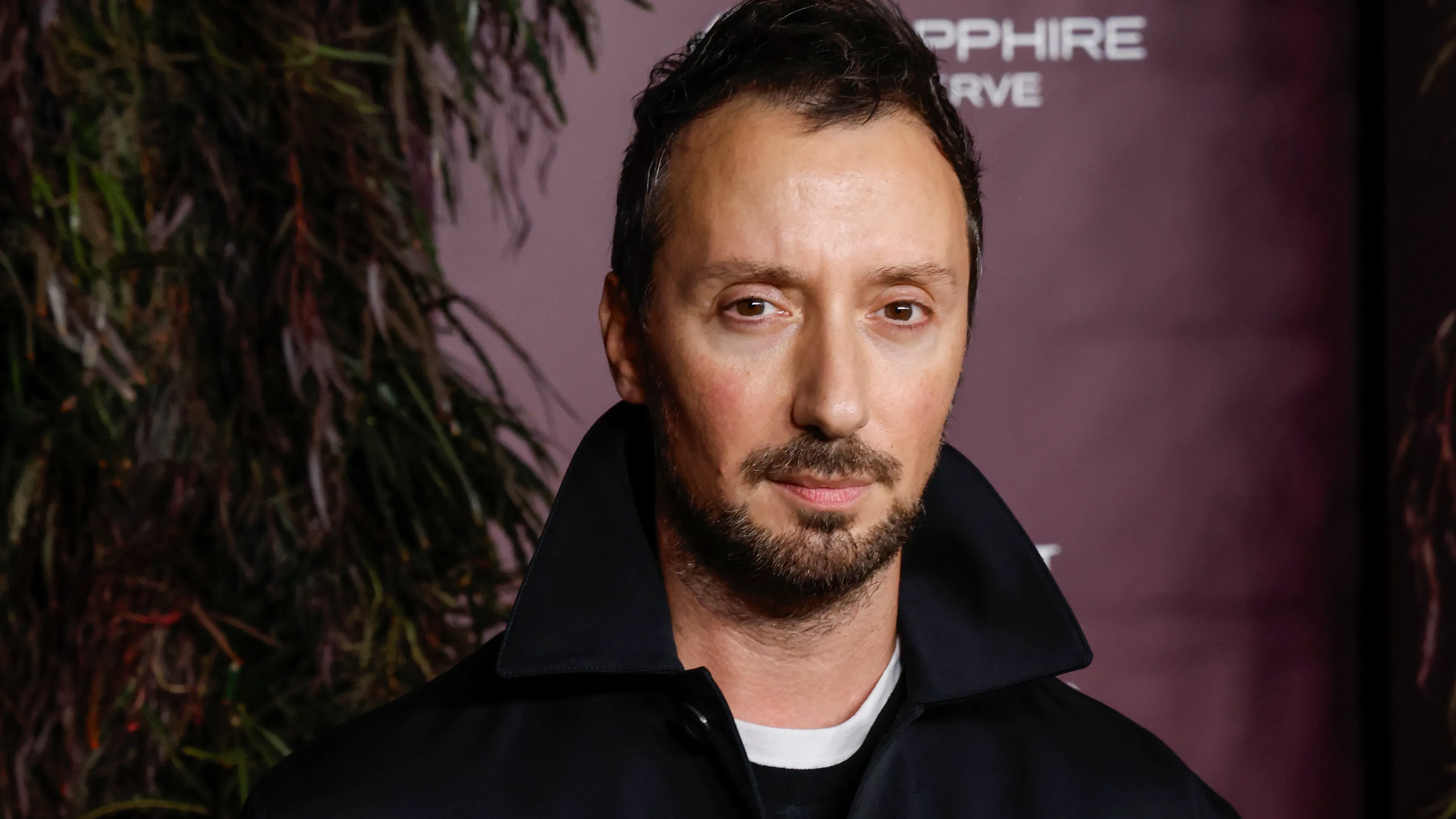 Anthony Vaccarello si congeda da Saint Laurent dopo un decennio come direttore creativo
