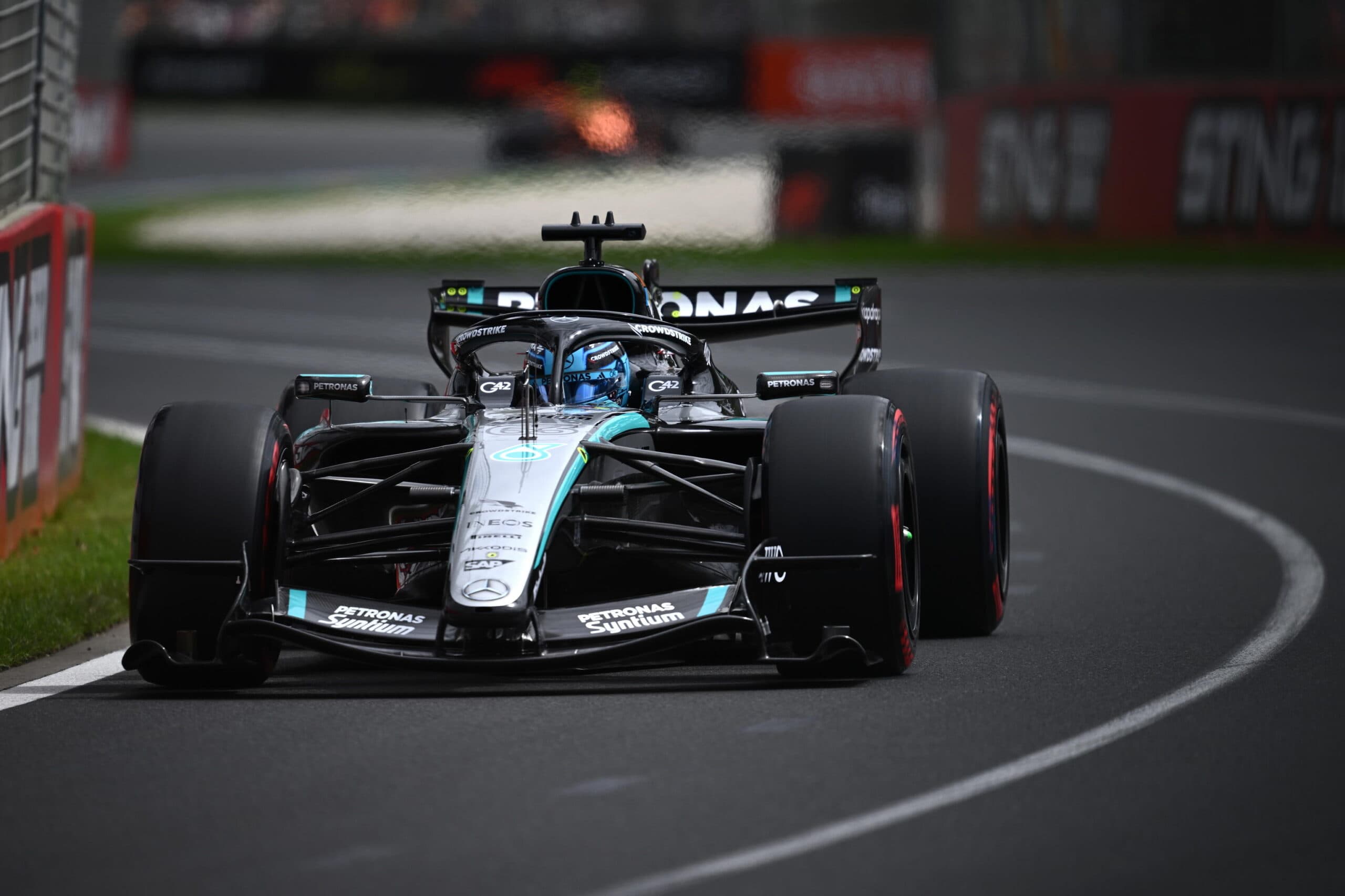 Russell in pole al Gp d'Austria, al suo fianco in prima fila la Ferrari di Leclerc