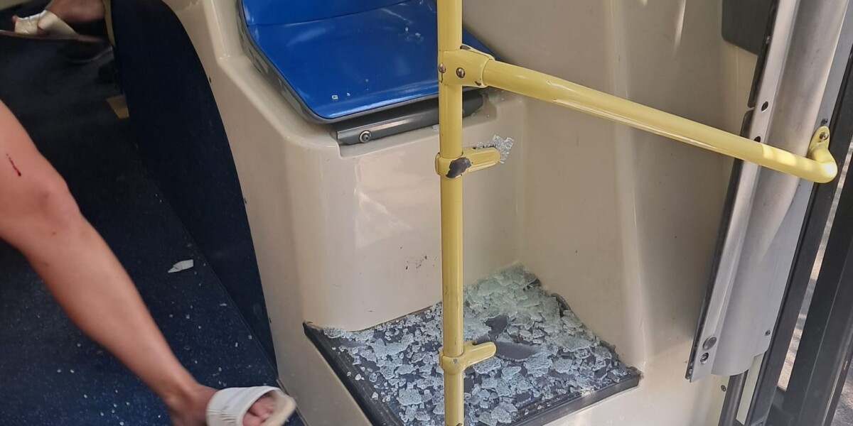 Palermo, si frantuma il vetro di un bus Amat della linea 731: attimi di paura a bordo