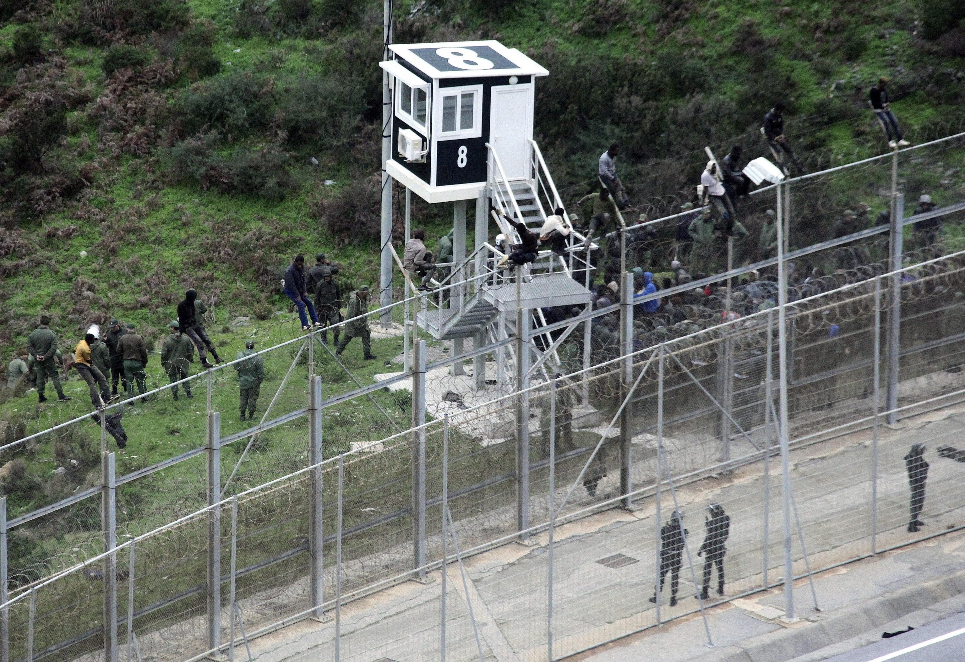 Spagna sotto la pressione dei migranti che arrivano dal Marocco. L'Italia pronta a sospendere Schengen con Madrid
