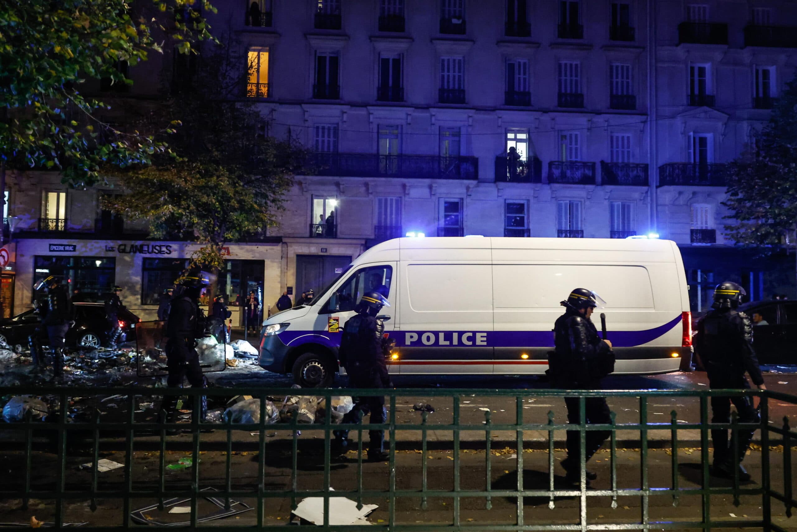 Gli scontri in Francia, il ministro dell'Interno presenta le dimissioni ma Marcron le rifiuta