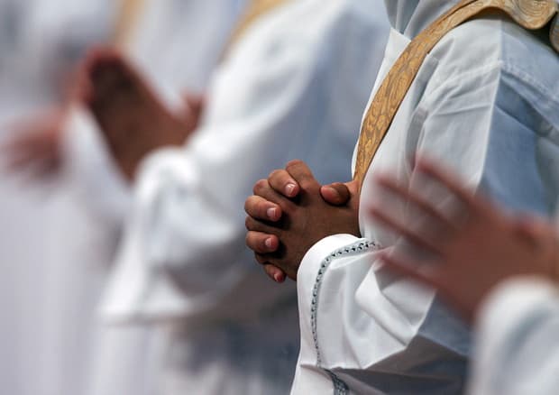 Si travestivano da sacerdoti e funzionari dello Ior: truffe per oltre 12 milioni di euro