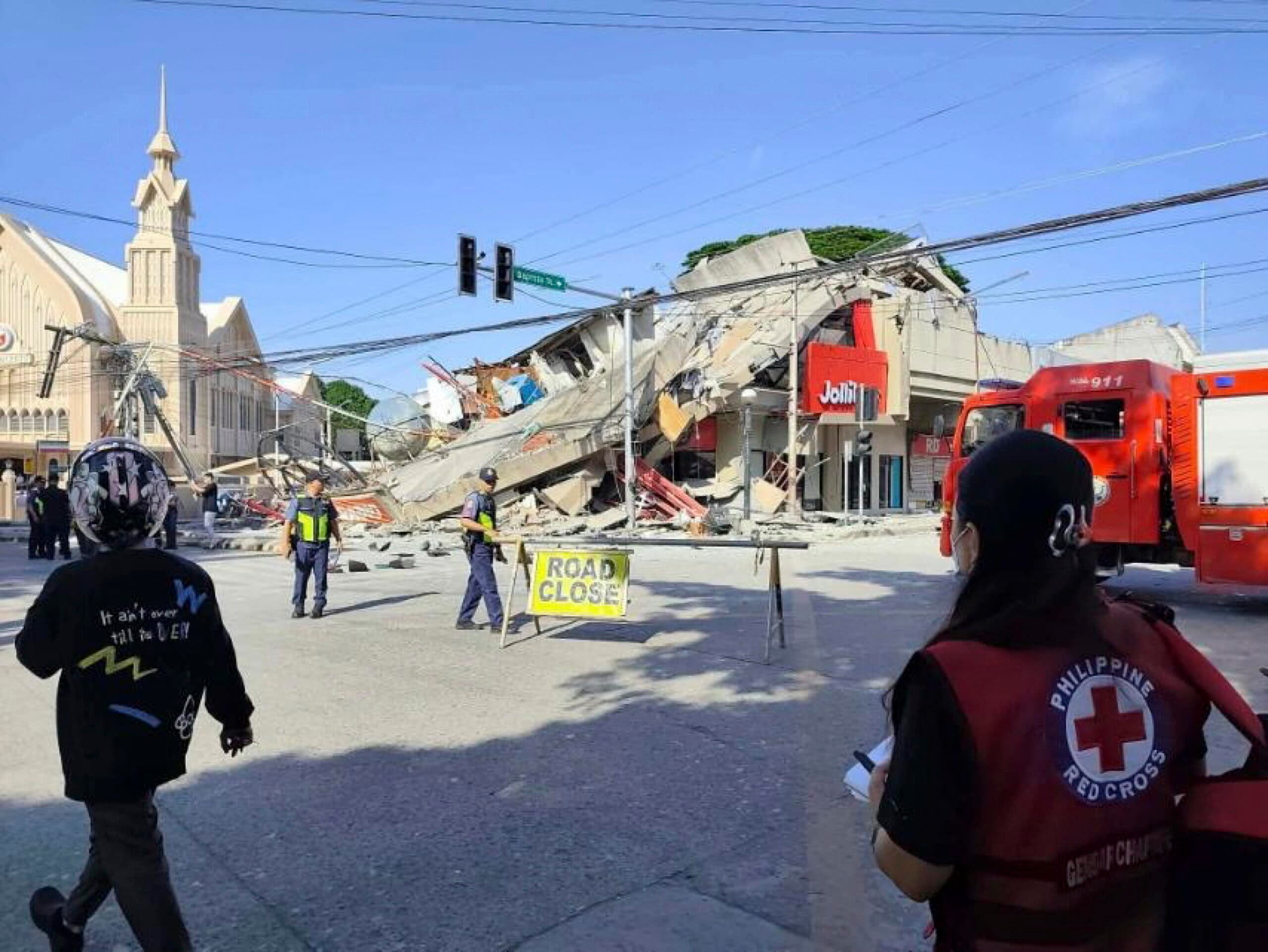 Filippine, terremoto di magnitudo 7.8: almeno 15 le vittime