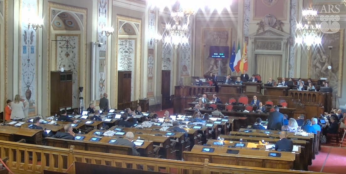 L'Ars approva la manovra da un miliardo e 300 milioni dopo una maratona di 21 ore
