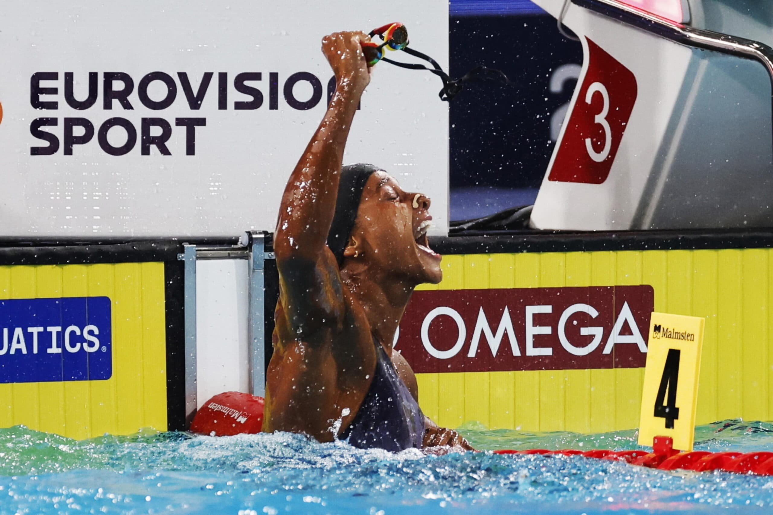 Sara Curtis, oro e record del mondo nei 50 metri dorso