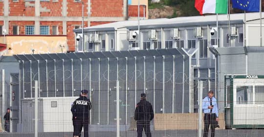 Il Parlamento Ue premia l'inchiesta sui centri in Albania