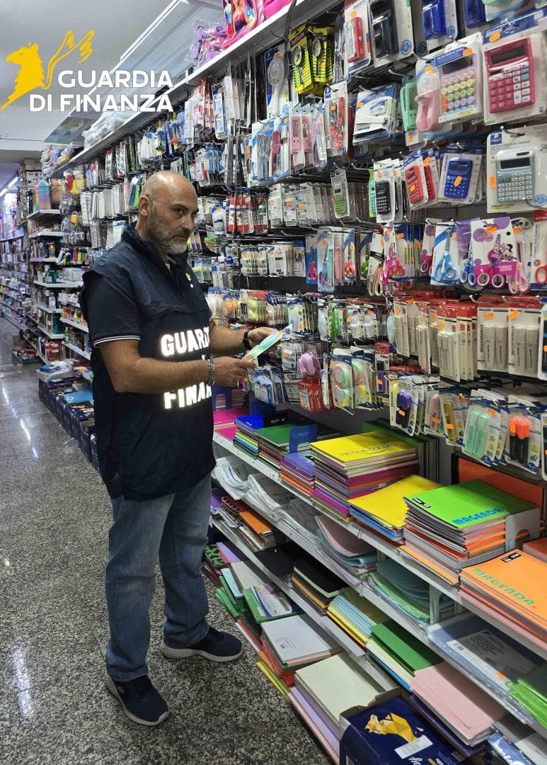 Contraffazione a Napoli, la Finanza sequestra 1,3 milioni di prodotti cancelleria