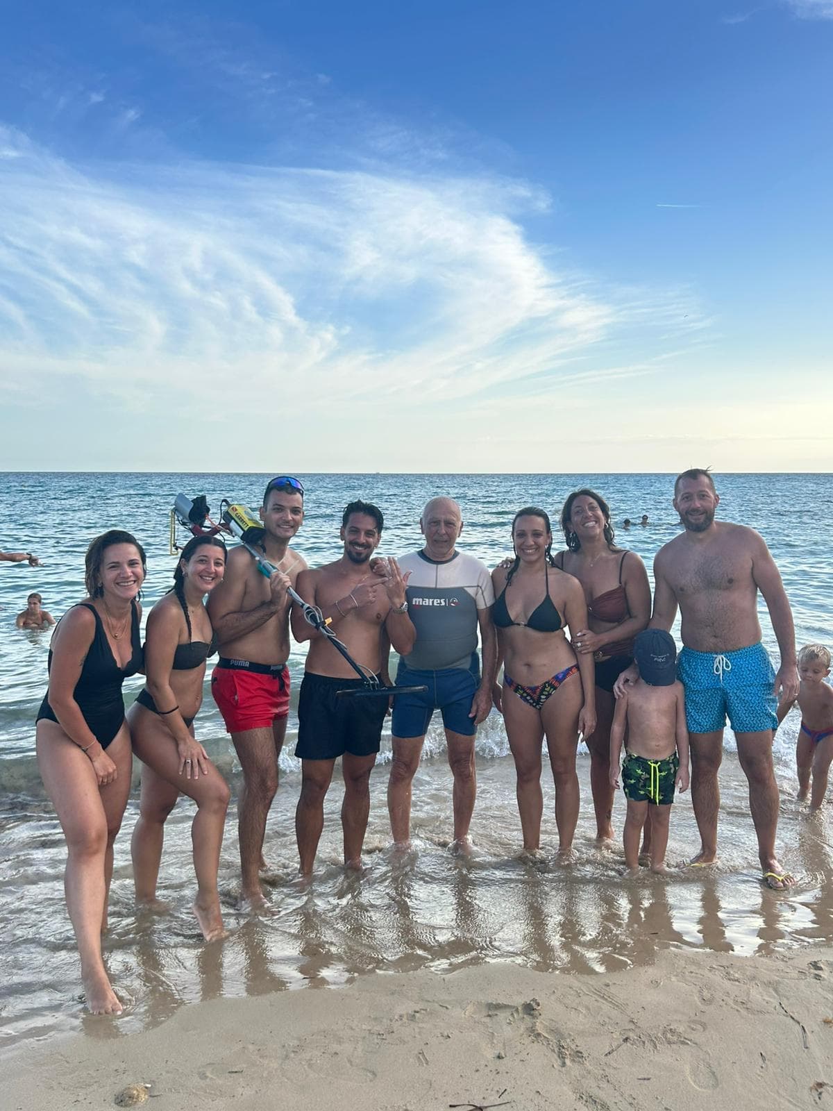 Perde la fede in spiaggia il giorno dopo il matrimonio, la ritrovano i ragazzi di Sos Metal detector