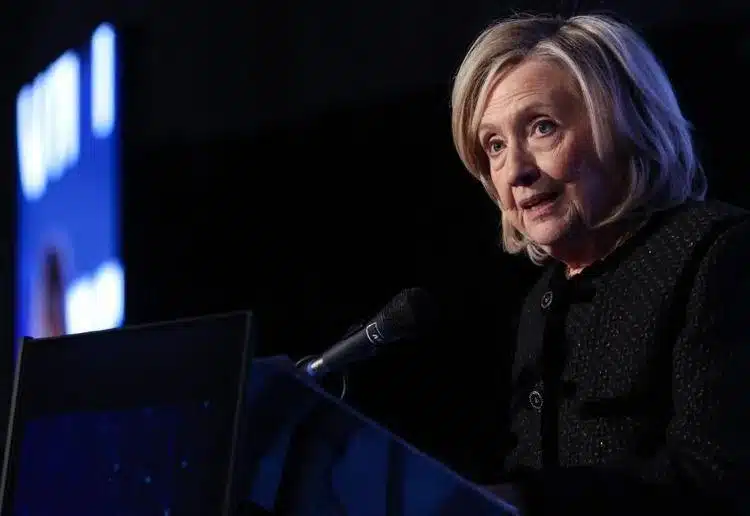 Hillary Clinton attacca Trump: “Ha tradito l’Occidente”. Scontro anche su file Epstein
