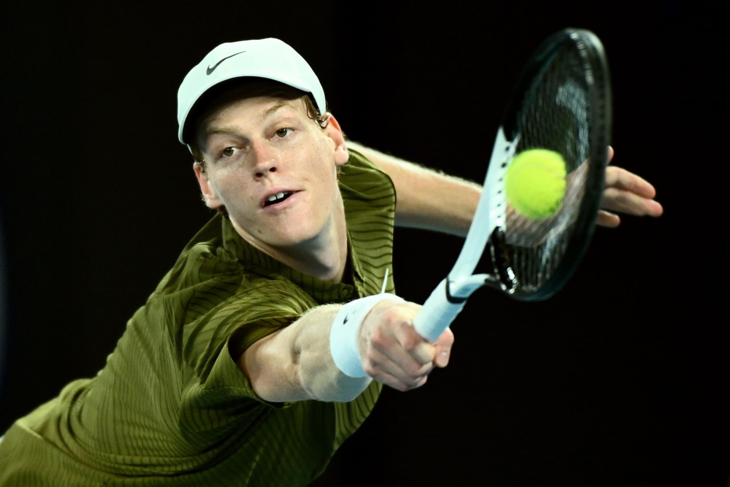Sinner torna ad allenarsi dopo il crollo al Roland Garros