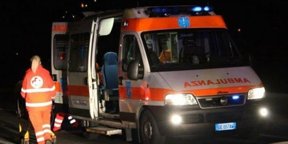 Padre e figlio di 10 anni cadono dal terrazzo durante la festa di nozze